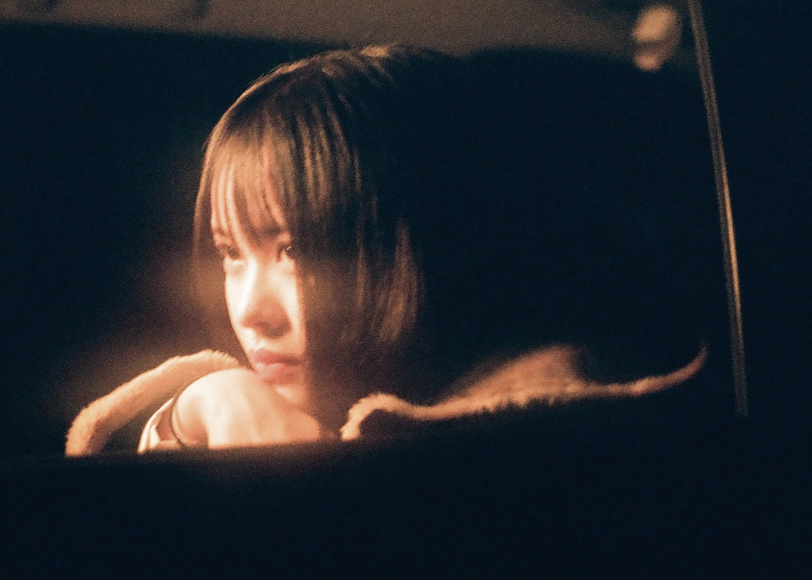 映画「ただ、そばにいる。」より。夜の車内、暖色の光に照らされた登場人物